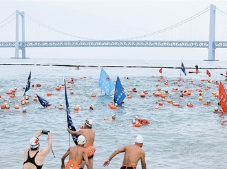 【Snapshot】People escape heat on bathing beaches